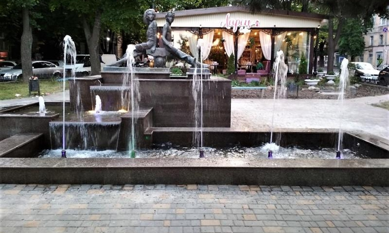В Одессе вандалы сломали две форсунки на фонтане, включенном только после ремонта