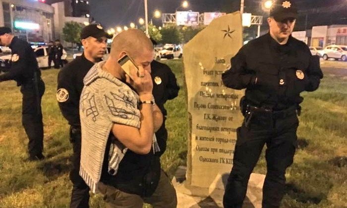 Коммунальщики демонтировали памятный камень маршалу Жукову