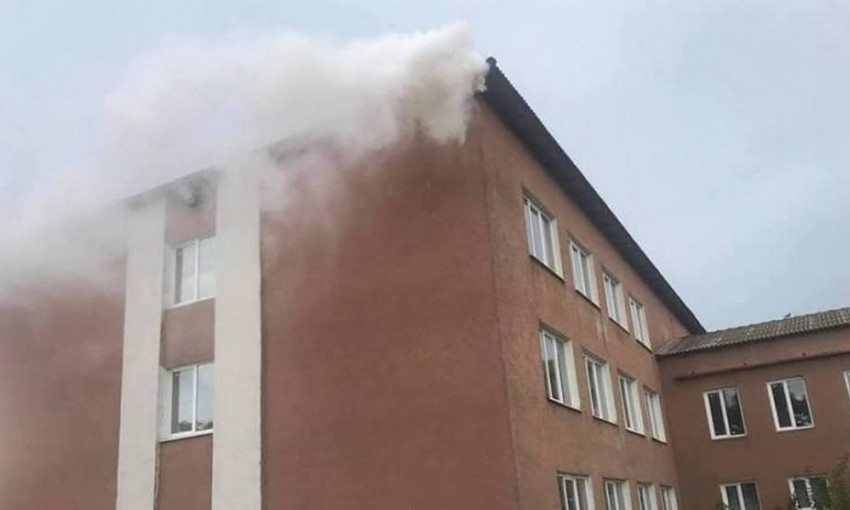 Природа снова за своё: школа в Лесках горела от удара молнии