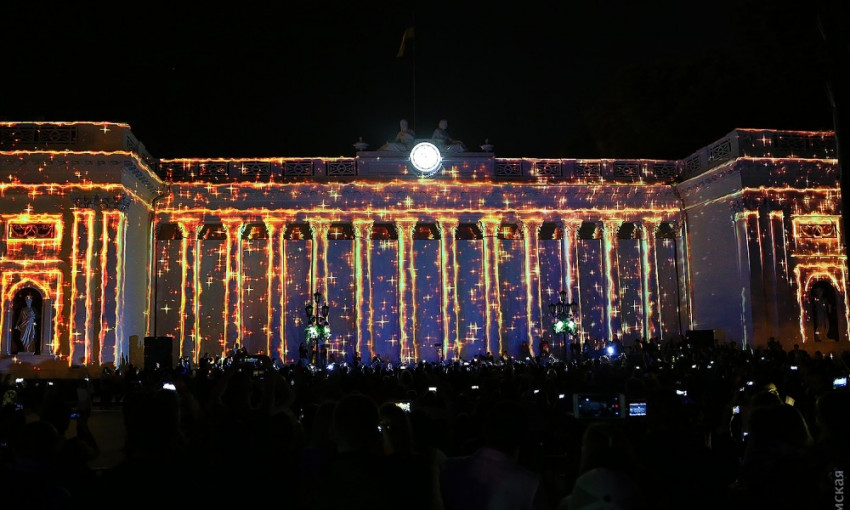 На Думской площади стартовал второй фестиваль света Odesa Light Fest