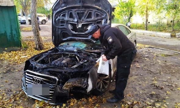 В Одессе подожгли автомобиль с человеком внутри