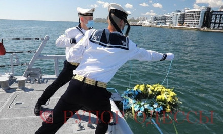 В Одессе в честь погибших моряков возложили на море венок