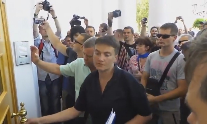 Как Савченко стучалась к Труханову, а тот ей не открывал (видео)