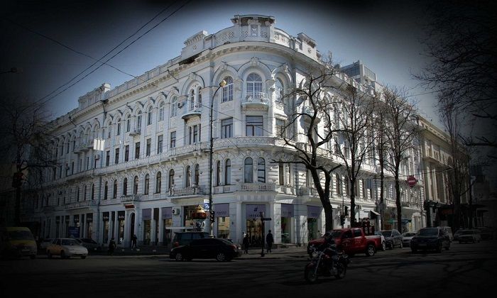 Фасад знаменитого дома на Ришельевской ждёт реставрация за 3,2 миллиона