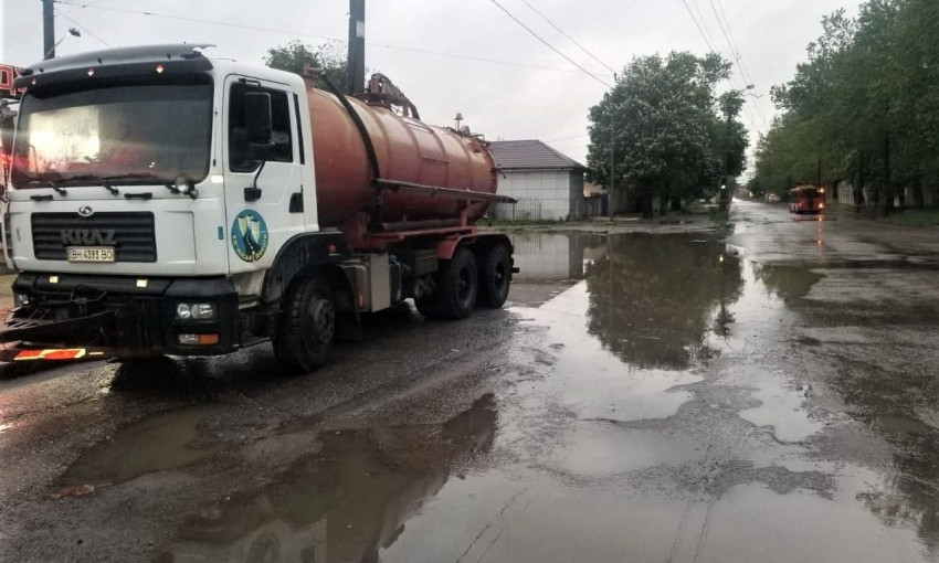 Коммунальщики Одессы после осадков пытаются освободить улицы от подтоплений 