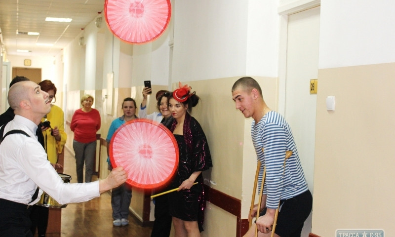 Участники "Комедиады" устроили в одесском военном госпитале оздоровительную смехотерапию