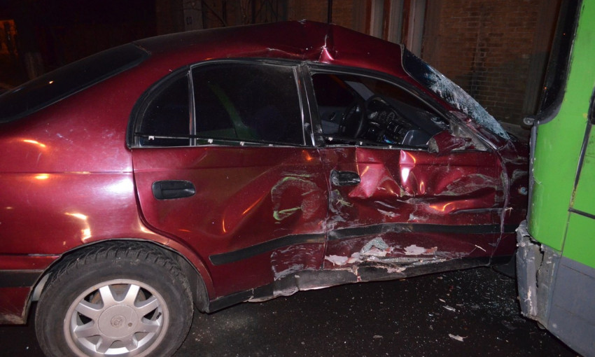 Рейсовый автобус протаранил такси