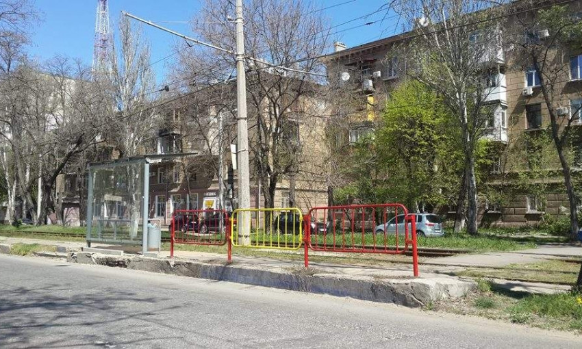 В Одессе перекрашивают ограждения в цвет флага города (ФОТО)