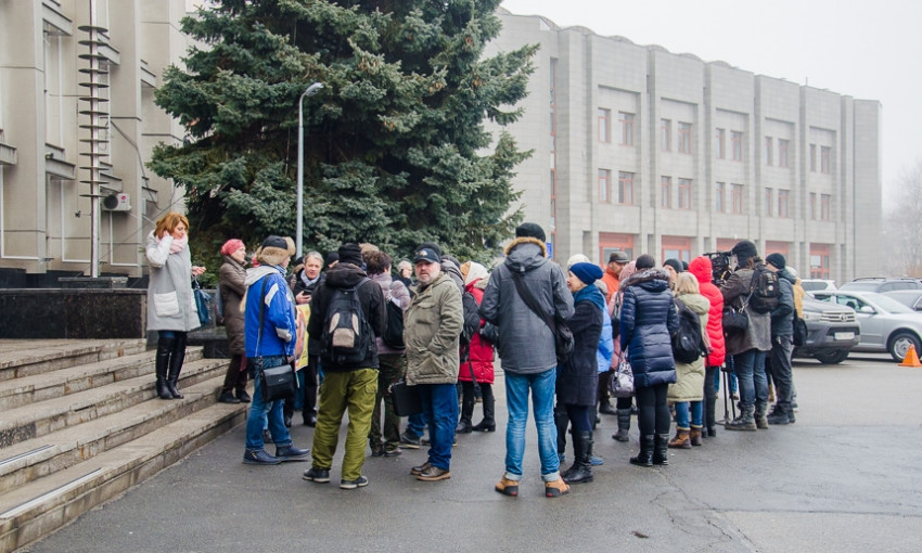 Люди под Одесским облсоветом протестовали против Сигала и Ройтбурда