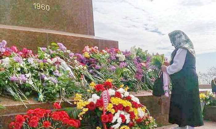 Фотофакт: одесситы возложили цветы к Памятнику Неизвестному матросу