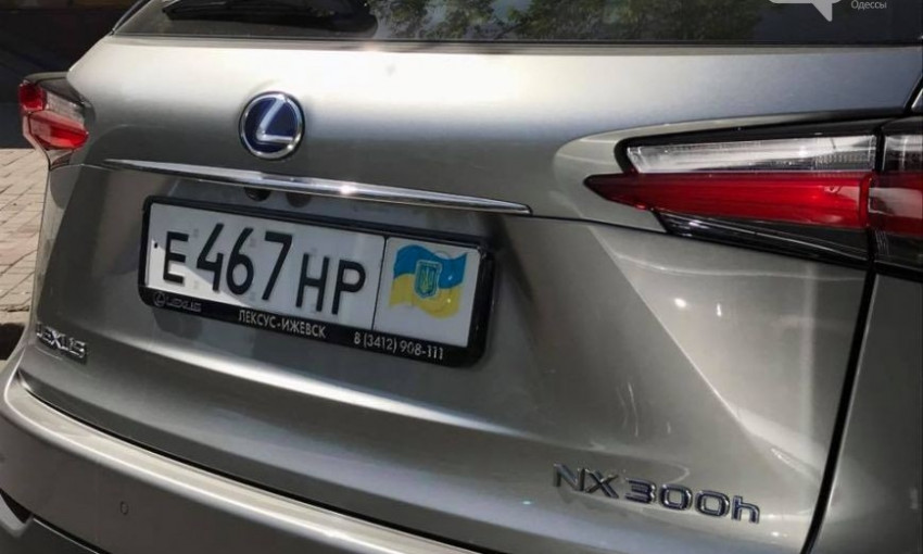 В Одессе россиянин заклеил номера на своем авто
