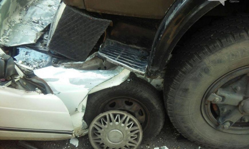 В Одессе легковушка "нырнула" под грузовик