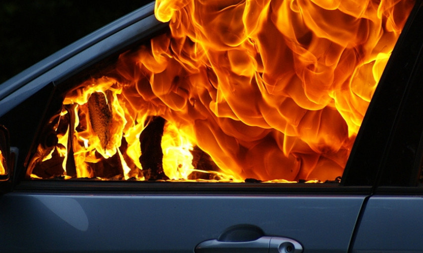 У одесского университета сожгли Mercedes и BMW