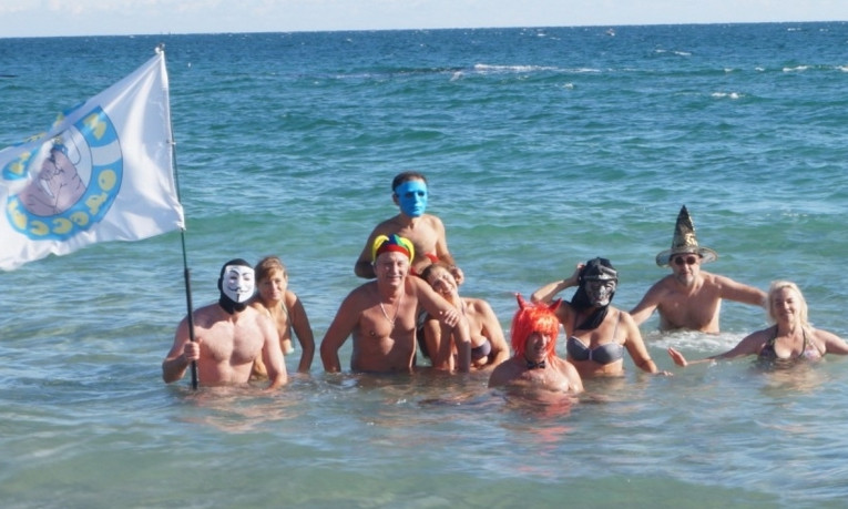 Хэллоуин приближается: одесские моржи устроили праздничный заплыв