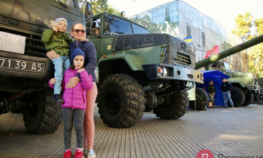 День защитника Украины: у мэрии можно посмотреть на военную технику