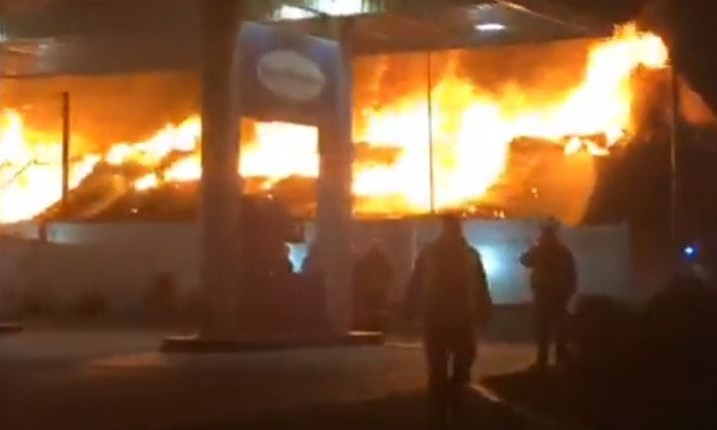 Одесские спасатели боролись с пожаром в столярном цеху возле заправки