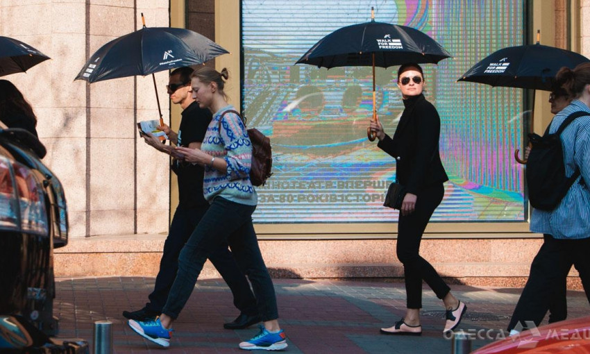 Чего хотят "черные зонтики" в Одессе, и почему шествие заменили флешмобом?  