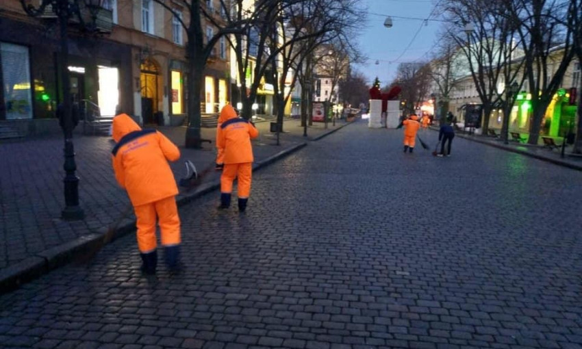 Бал окончен: в первое утро нового года коммунальщики убирали улицы 