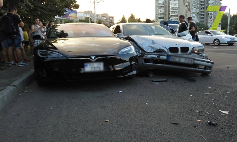 В Одессе столкнулись BMW и Tesla (ФОТО)