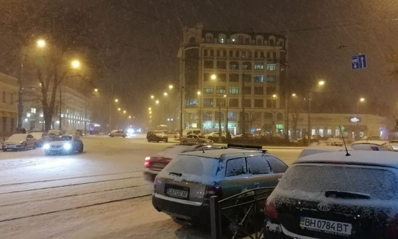 Ночной снегопад: автотранспорт работает в штатном режиме