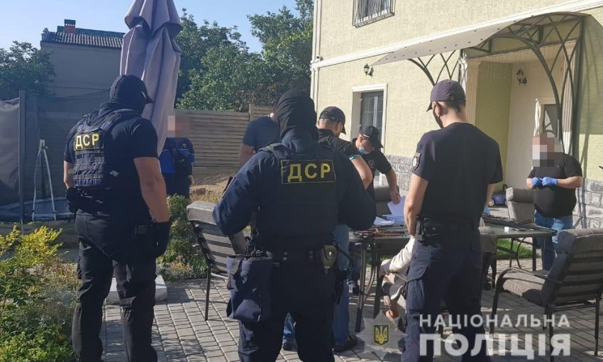 Из следователя в мошенники: в Одессе раскрыли схему по присвоению 18 квартир