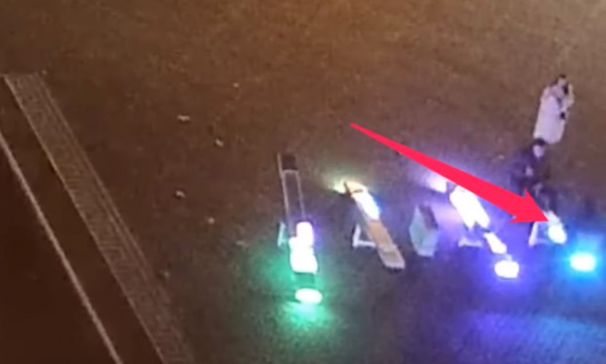 Многострадальные LED-качели: в Одессе молодые люди попались на видеокамеру как сломали качели и убежали