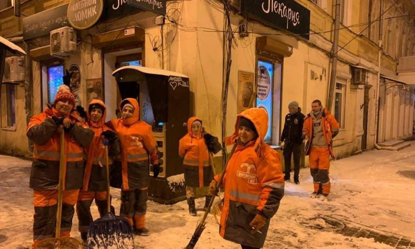 Как Одесса встретила снег - отчет коммунальных, дорожных, правоохранительных служб (фото)
