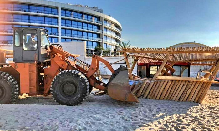 На одесском пляже бульдозер снёс имущество арендатора (ФОТО)