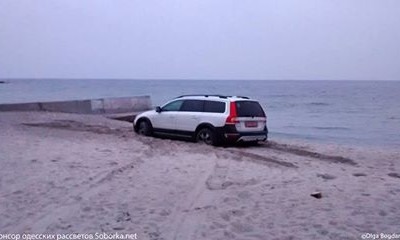Глупость наказуема: крутой автомобиль застрял в мокром песке