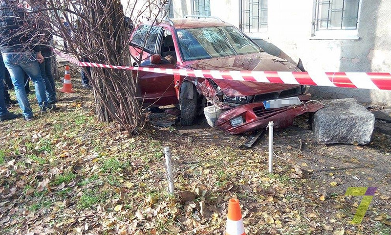 В Одессе вооруженный водитель протаранил две машины и врезался в дом