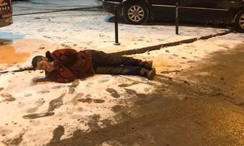 Одесситку отговаривали помогать парню, который лежал на морозе