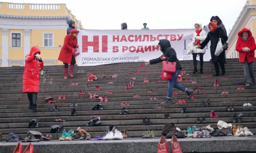 Красная обувь против рукоприкладства – в Одессе прошла акция противодействия домашнему насилию