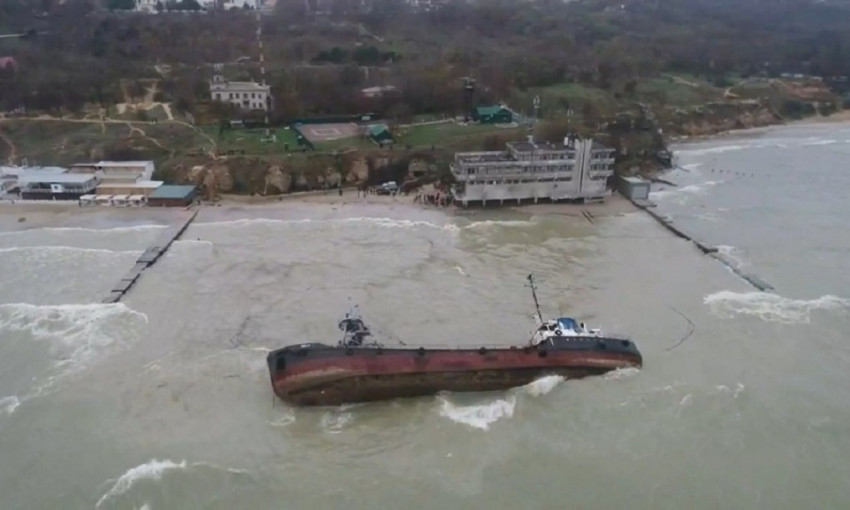 Сильный ветер снова спровоцировал утечку с танкера Delfi 