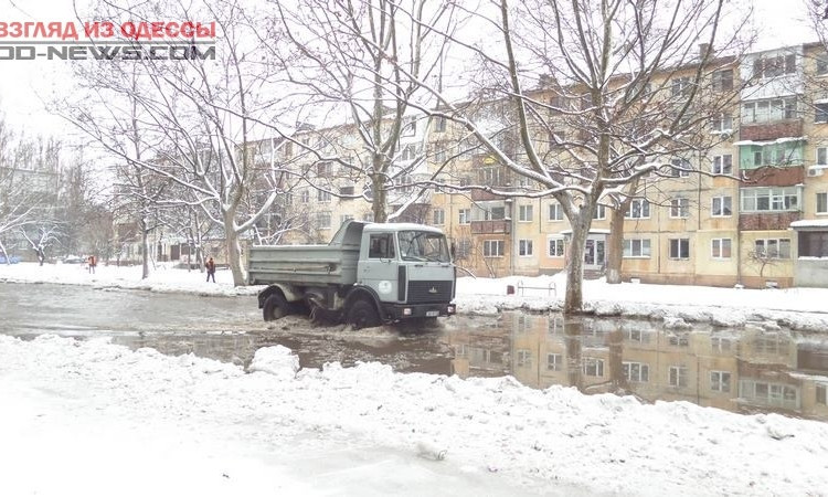 Одесскую улицу затопило: движение транспорта перекрыто