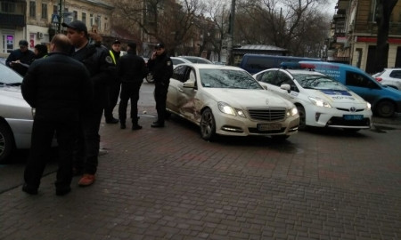На Базарной в Одессе столкнулись «Лада» и Mercedes