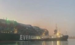 Сегодня рано утром был снят с мели гигантский контейнеровоз Ever Given, который несколько дней назад заблокировал движение судов по Суэцкому каналу (видео)