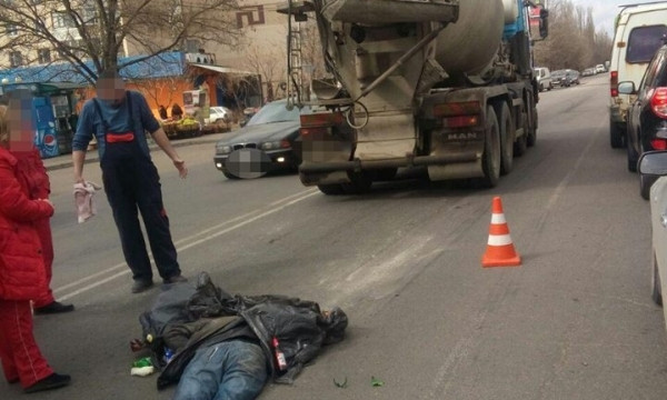 Смертельная авария: грузовик сбил пешехода (фото 18+)