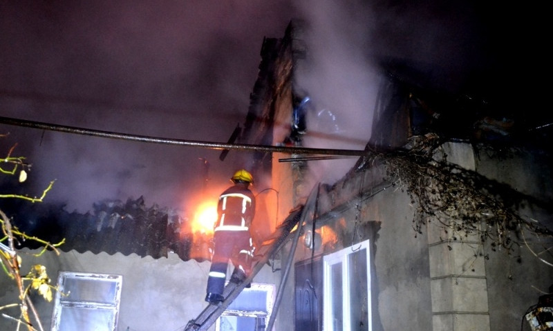 Пожар охватил два здания на улице Николая Троицкого в Одессе
