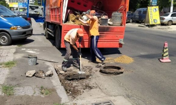 В Одессе коммунальщики чистят дождеприемники 