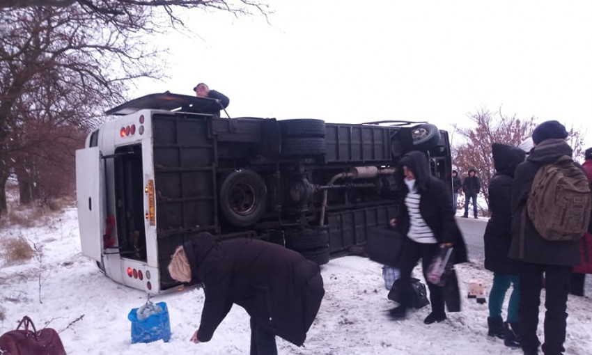 Перевернулся рейсовый автобус, следовавший в Одессу (ФОТО)