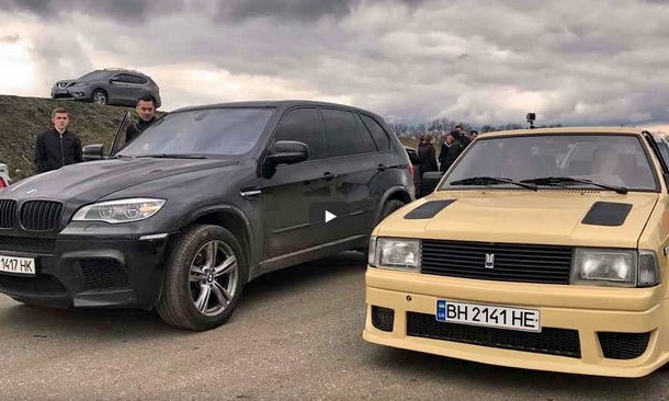 Одесский дедушка на “Москвиче” обогнал Audi S4 и BMW X5M в драг-рейсинге