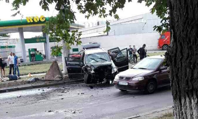 Авария на Бугаевской: внедорожник врезался в столб, есть пострадавшие