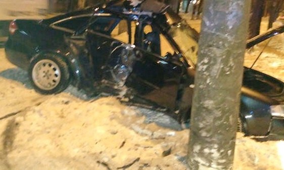 Серьёзная авария: автомобиль вылетел на тротуар и врезался в столб
