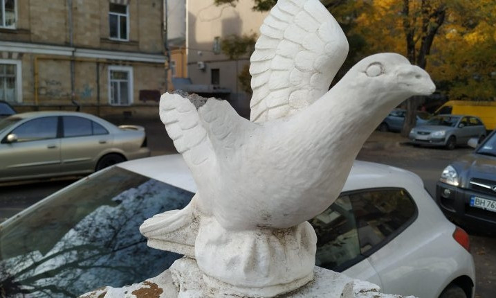 Вандалы отбили крыло у статуи голубя 