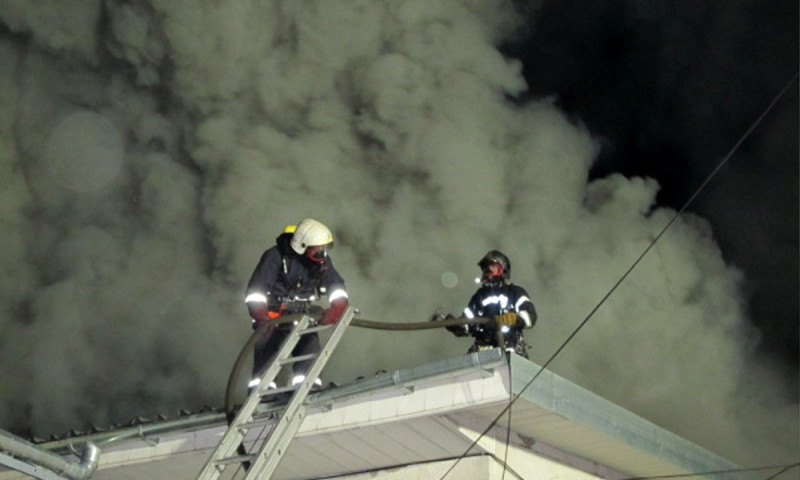 В Малиновском районе спасатели боролись с масштабным пожаром
