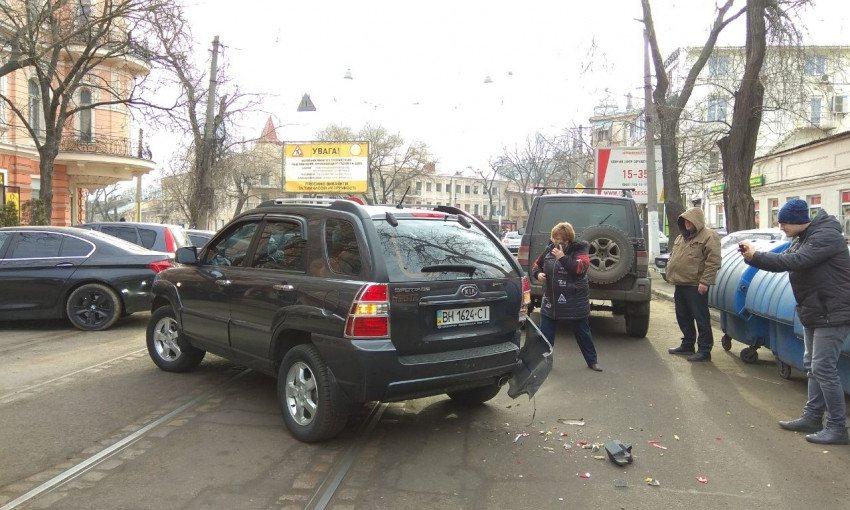 В Одессе образовалась пробка от столкновения внедорожников