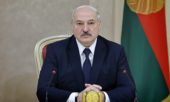 Лукашенко пристыдил белорусов за использование современных телефонов 
