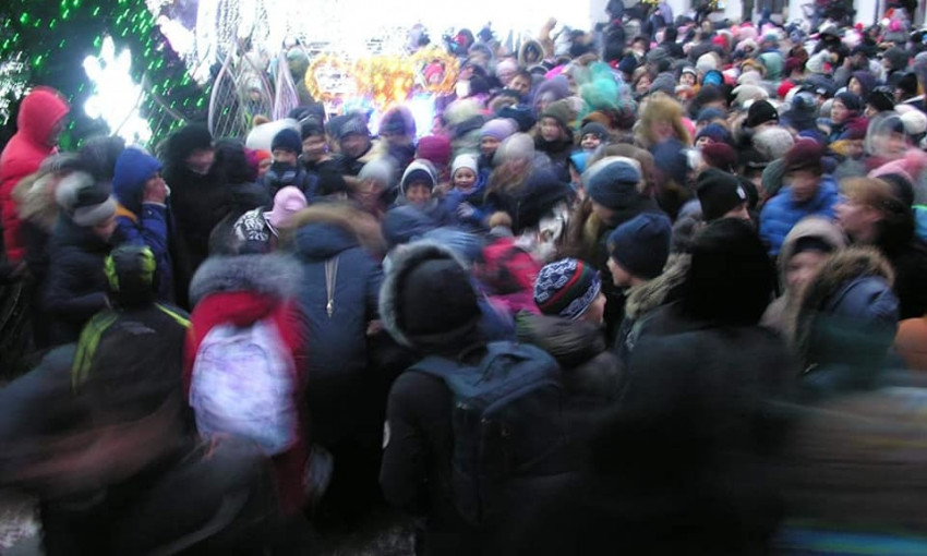 Давка детей за подарки: как на Думской площади ёлку открывали