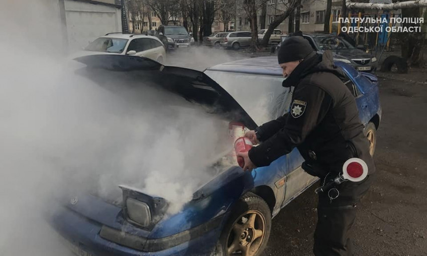 Утром одесские патрульные тушили автомобиль (ФОТО)