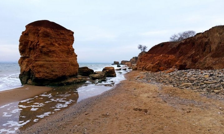 Камни, ракушки и волны – зимнее море притихло перед объективом камеры  